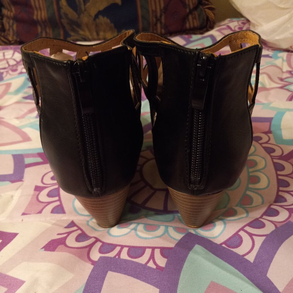 Shoes - Picture 4 of 4